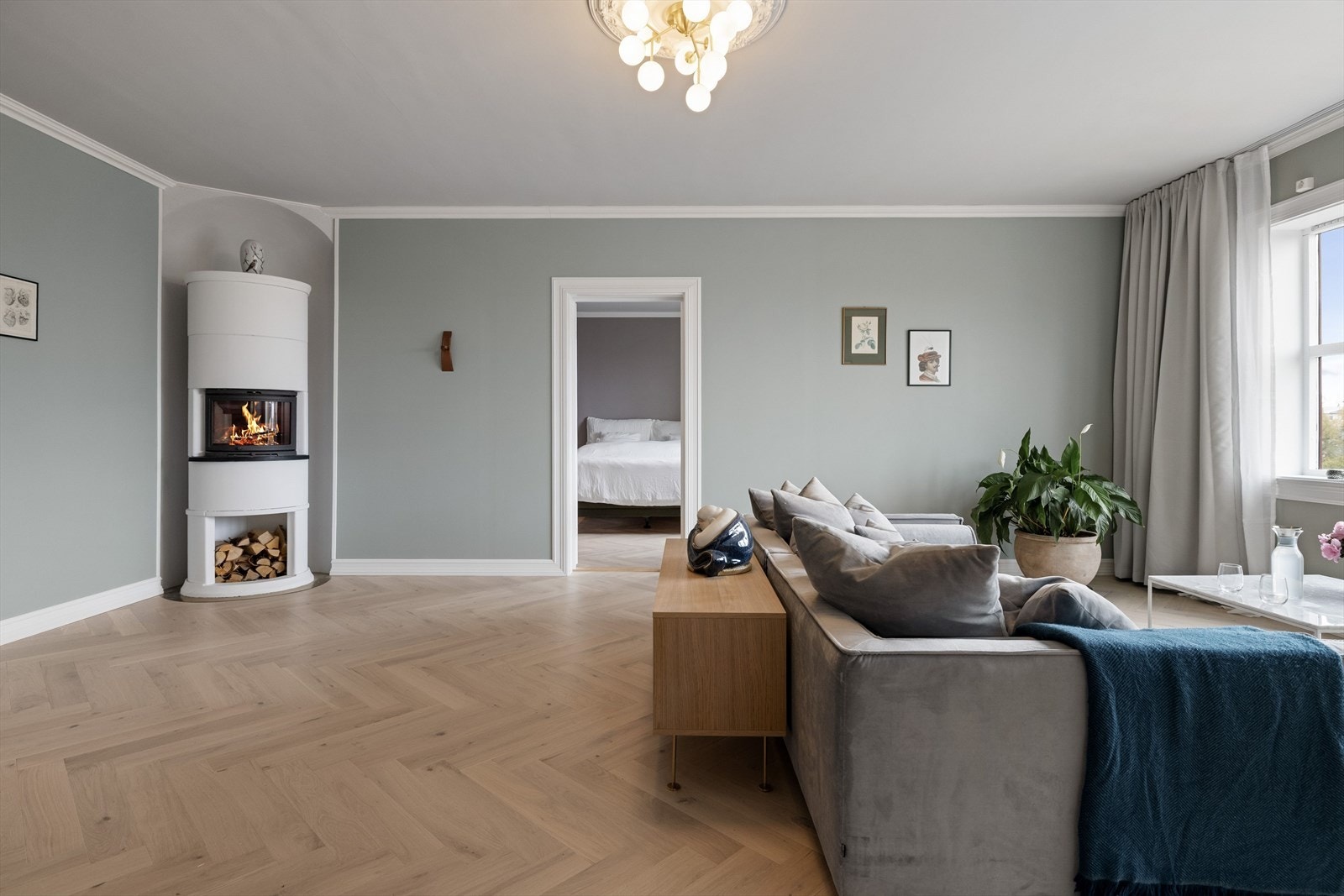 Klassiske detaljer og et moderne utrykk gjør rommet til et behagelig sted å være. Galleribilde