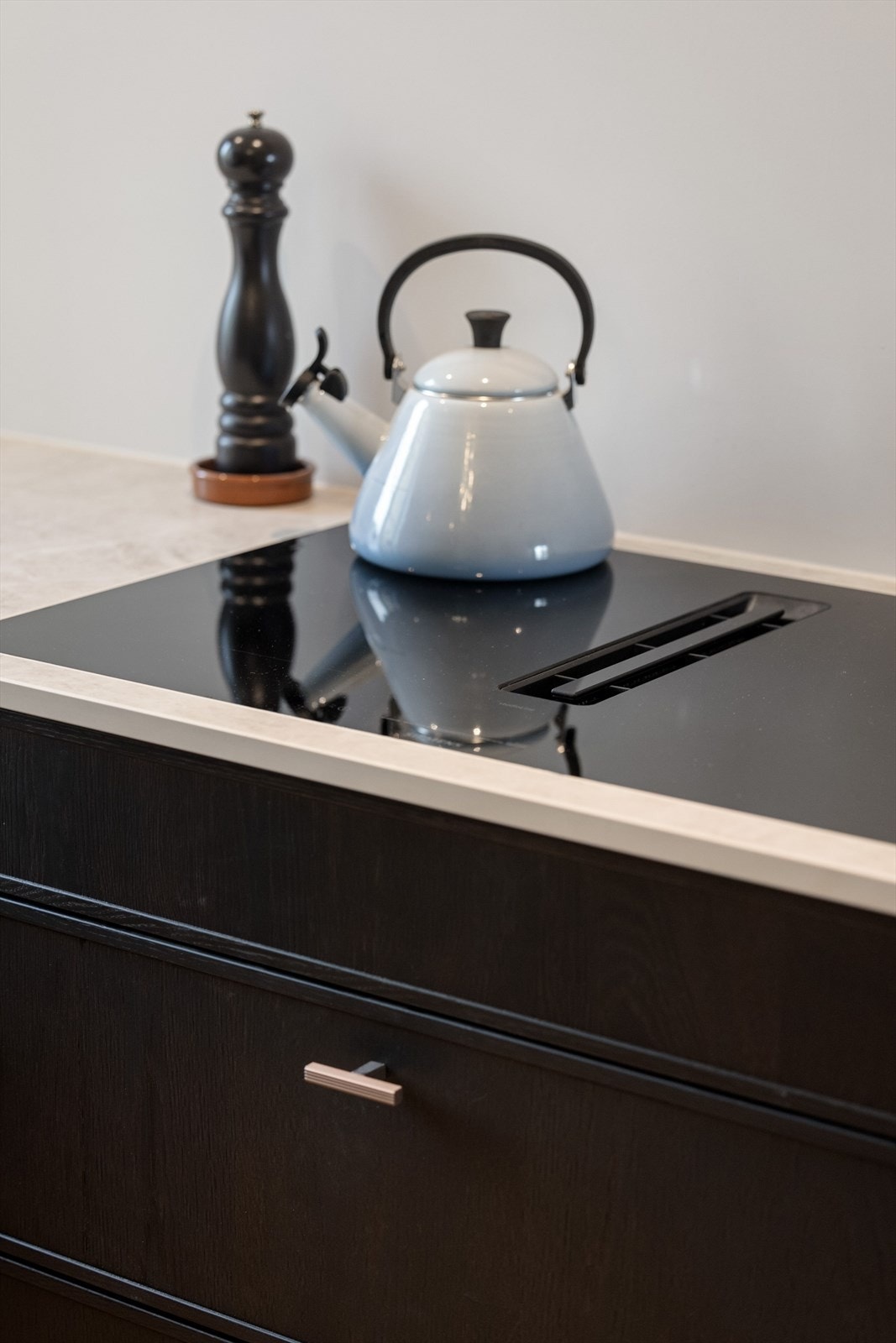 Integrert platetopp fra Siemens med innebygd ventilator med kullfilter. Galleribilde