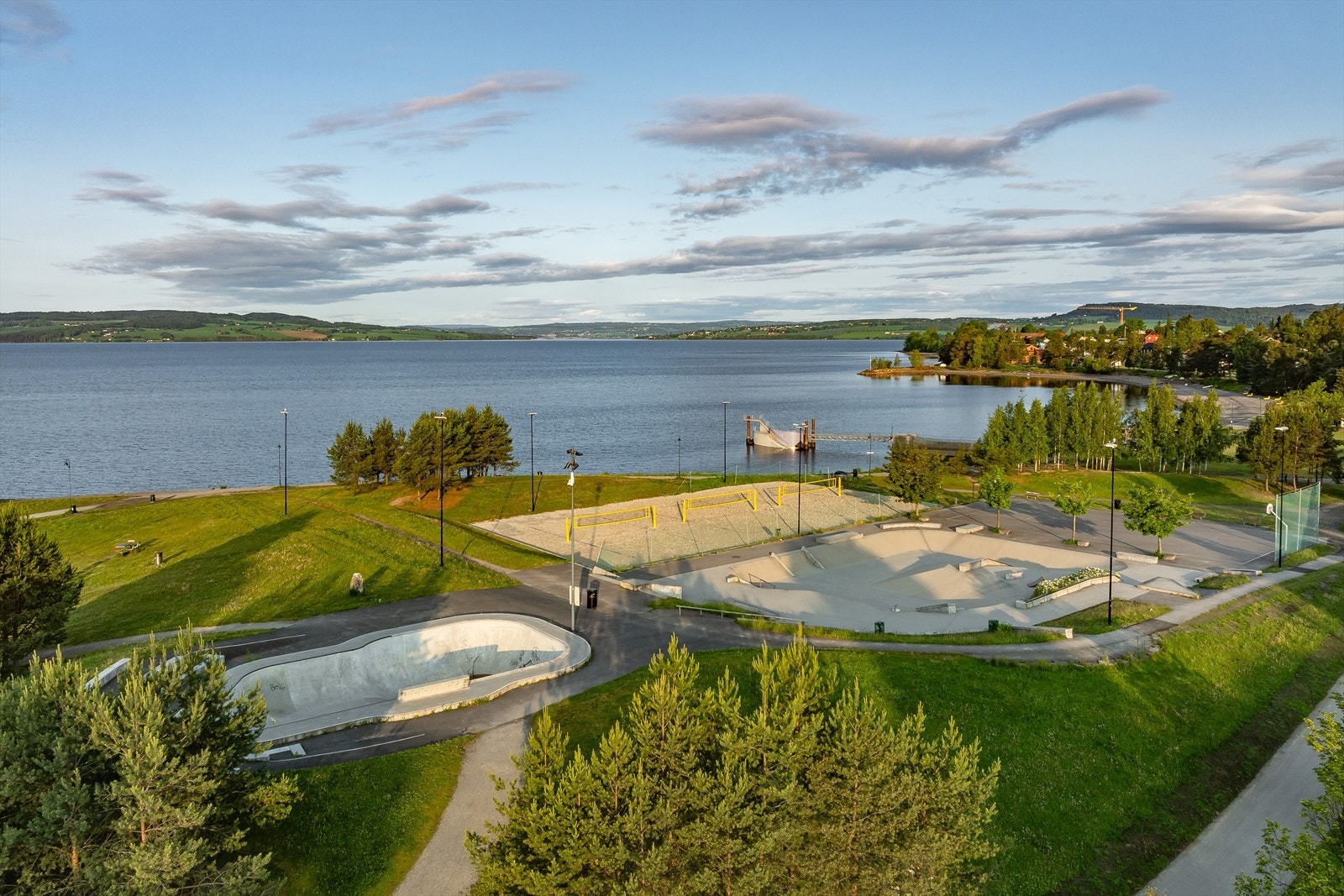Det er kun noen hundre meter ned til Mjøsa og Koigen hvor det er fine bademuligheter, sandvolleyballbane og skateanlegg for å nevne noe. Galleribilde