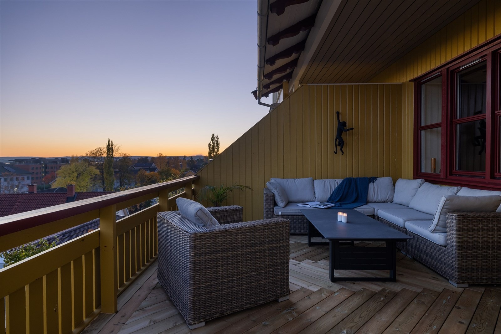 Balkongen er delvis overbygd og det er montert terrassemarkise på deler av den om det skulle være behov for solskjerming. Galleribilde
