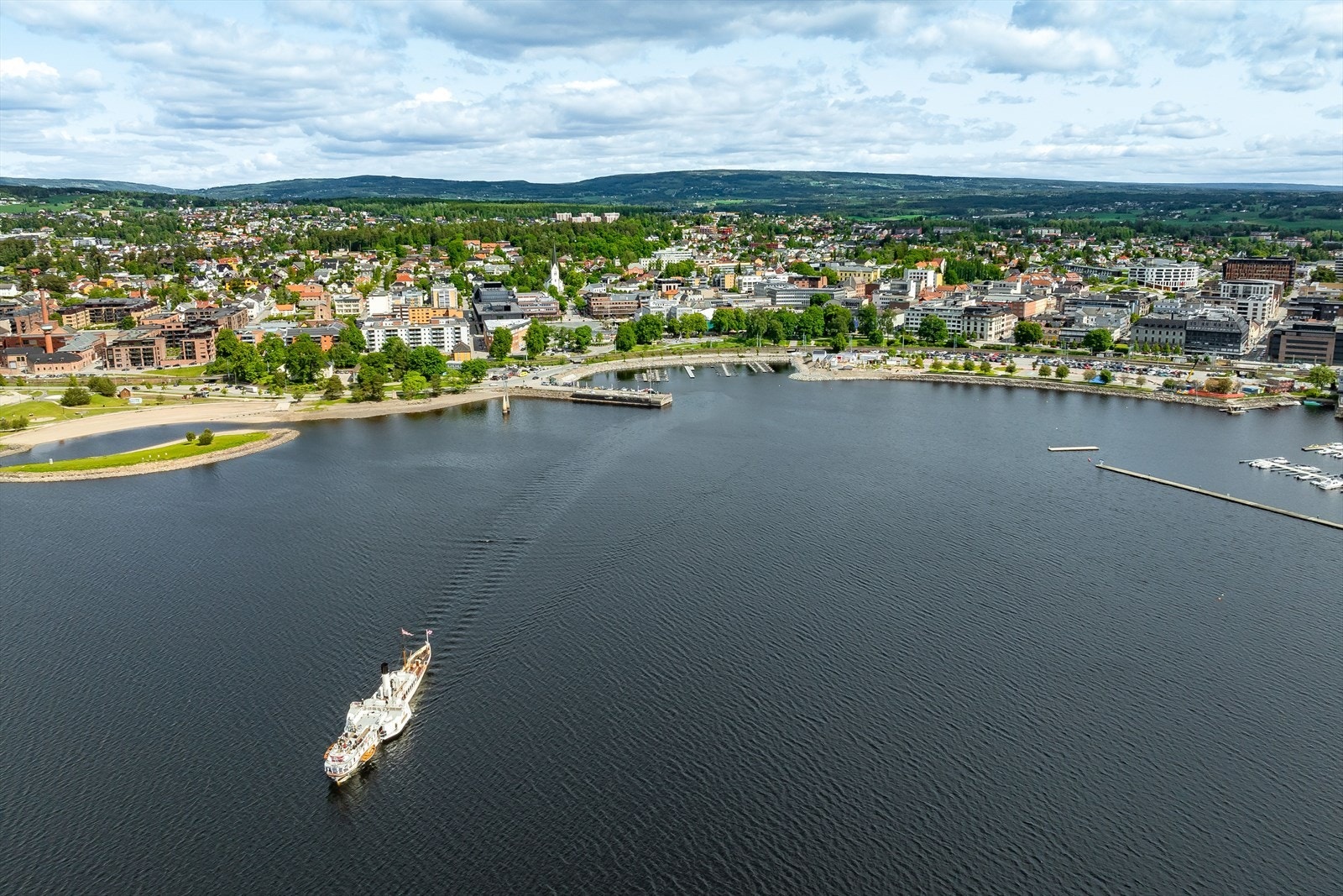 Hamar en en by i god utvikling hvor det satses mye på nærheten til Mjøsa og utvikle området for beboernes beste. Galleribilde