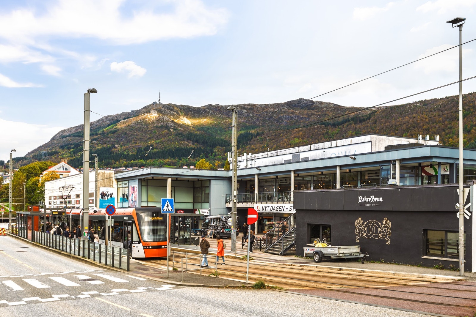 En 6 minutters gange unna finner man også bybanen hvor linje 1 kjører til og fra Bergen sentrum og Flesland. Galleribilde