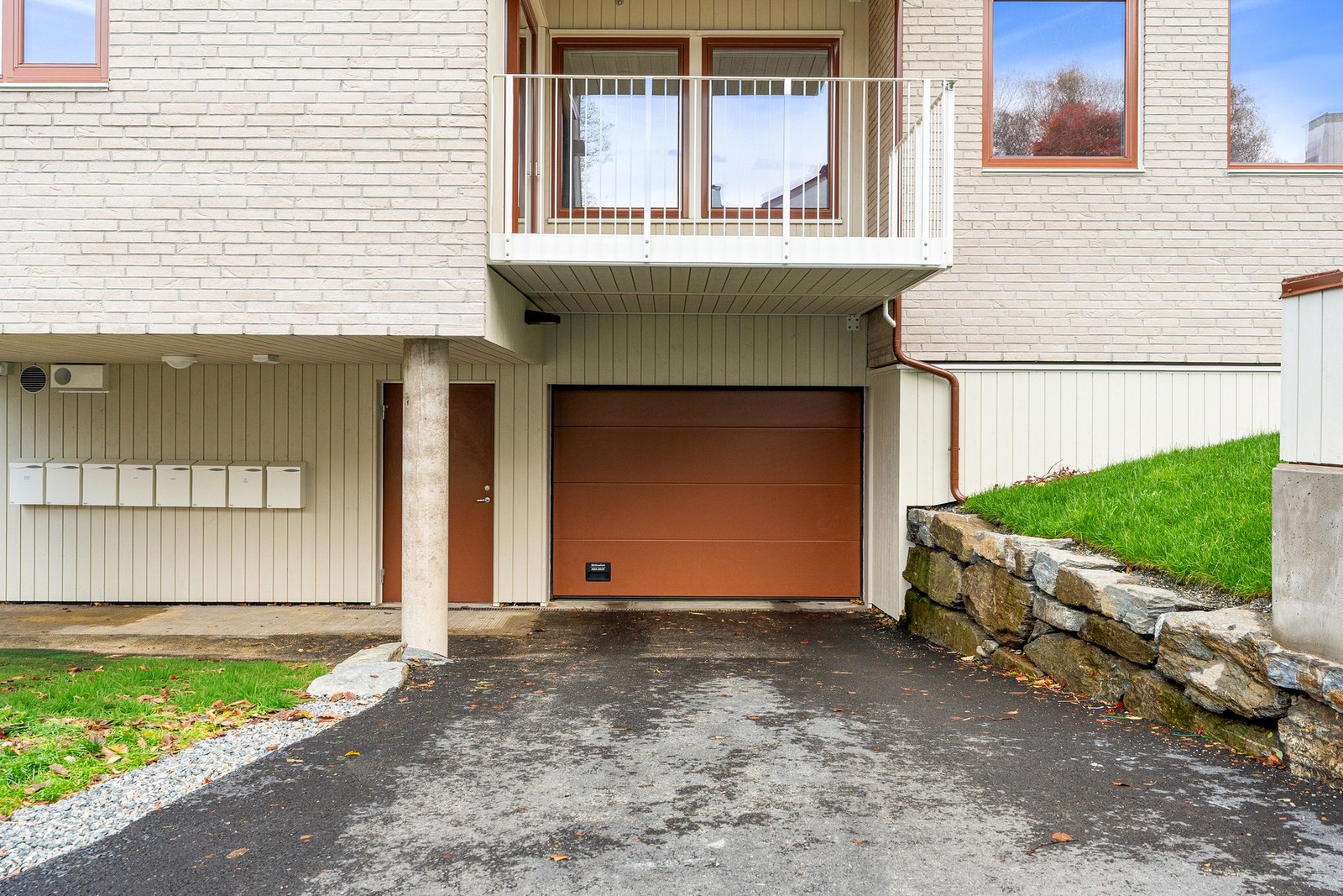 Det er mulig å leie parkeringsplass i felles garasjeanlegg for 2 000,- per måned. Galleribilde