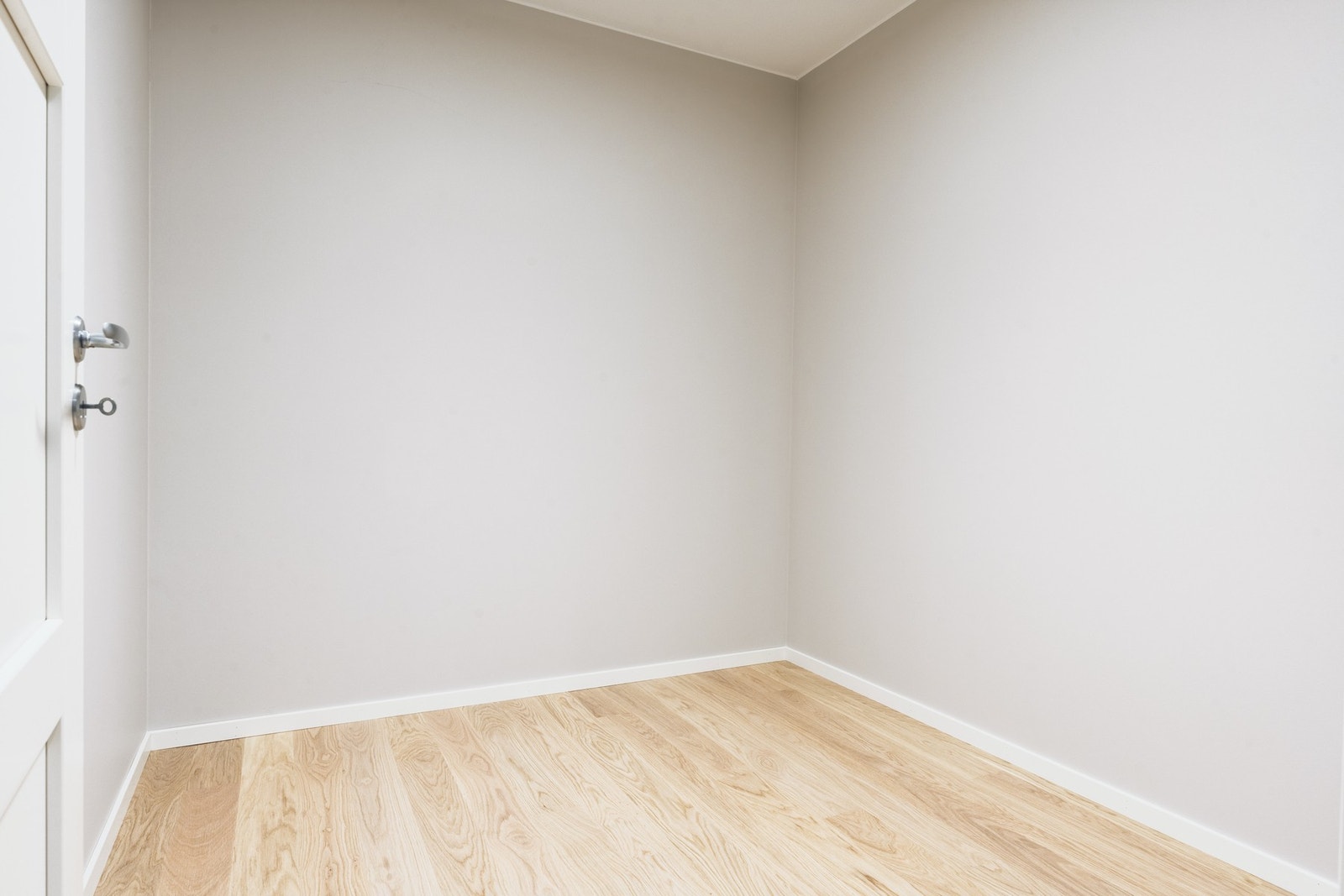 Like ved inngangspartiet er det også en innvendig bod for ekstra oppbevaringsplass. Galleribilde