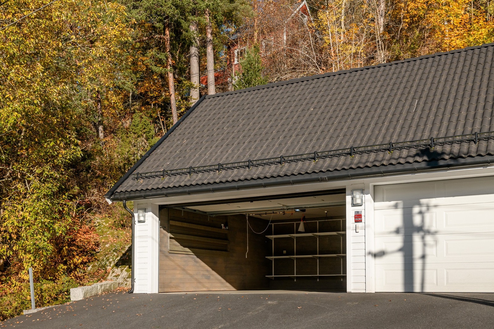 Her har du trygg og enkel parkering - rett ved inngangspartiet. Galleribilde