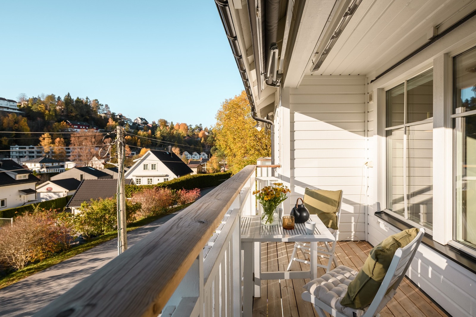 Solrik, vestvendt veranda som også fanger solen sent på kveld. Sol fra før 12 til etter 21:00. Galleribilde
