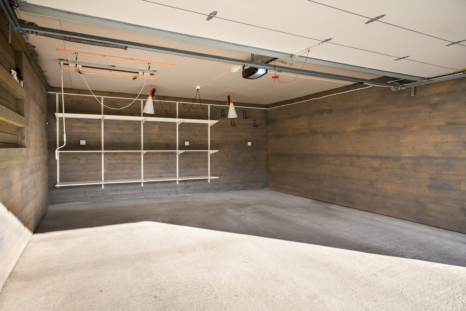 I tillegg er det en isolert bod over garasjen med egen inngang fra baksiden. Denne boden gir deg rikelig med lagringsplass eller mulighet for verksted, treningsrom eller hobbyverksted. Galleribilde