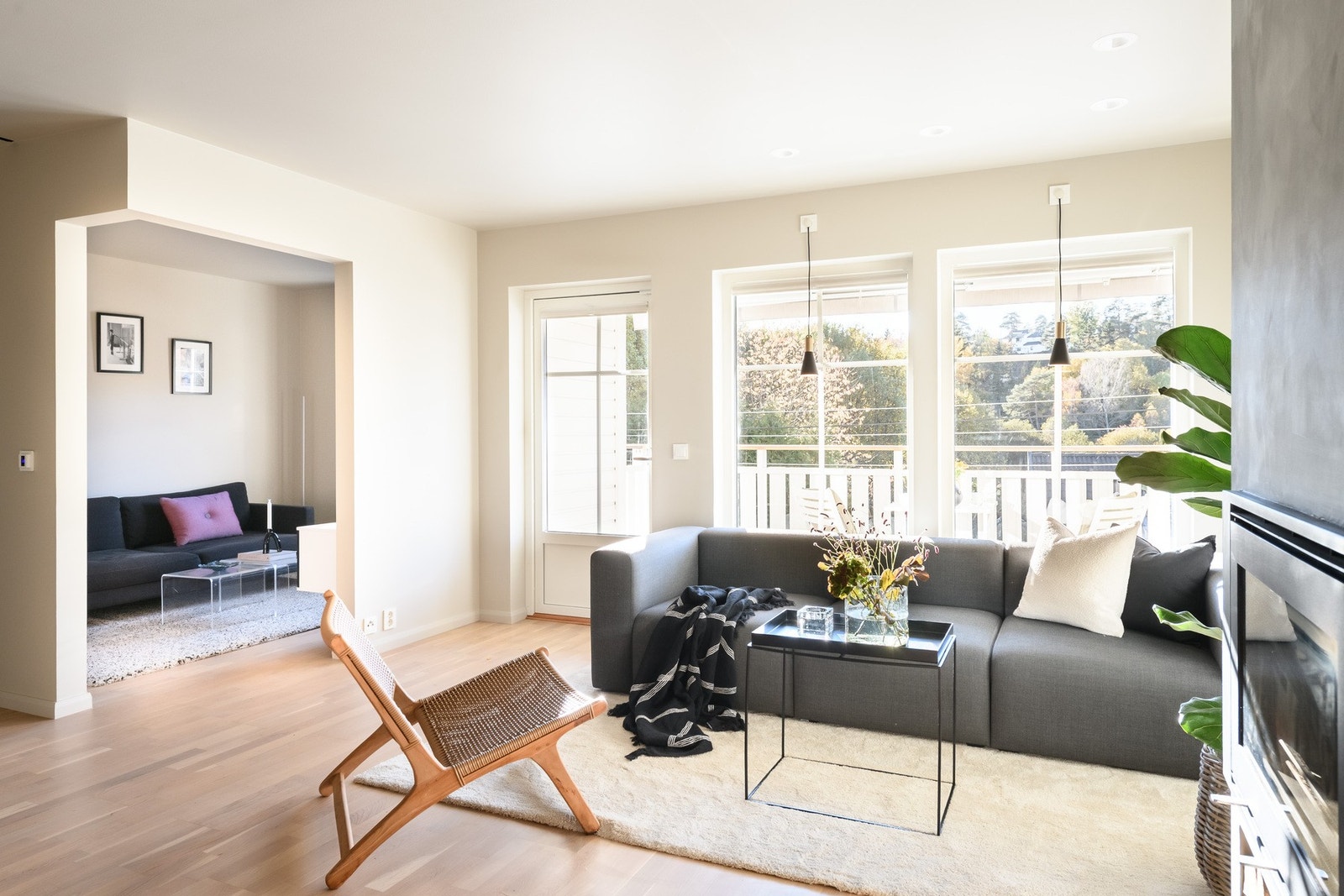 En lun og stilfull stue. Store vindusflater som slipper inn rikelig med dagslys. Herfra har du direkte utgang til en vestvendt veranda. Galleribilde