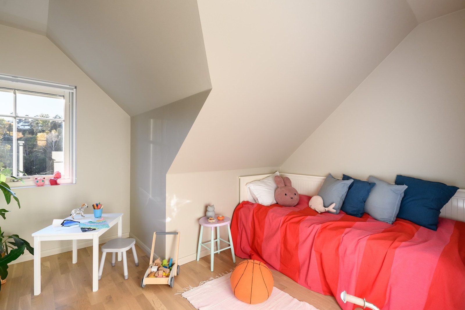 To lyse og trivelige soverom med varmefolie under parkett. Galleribilde