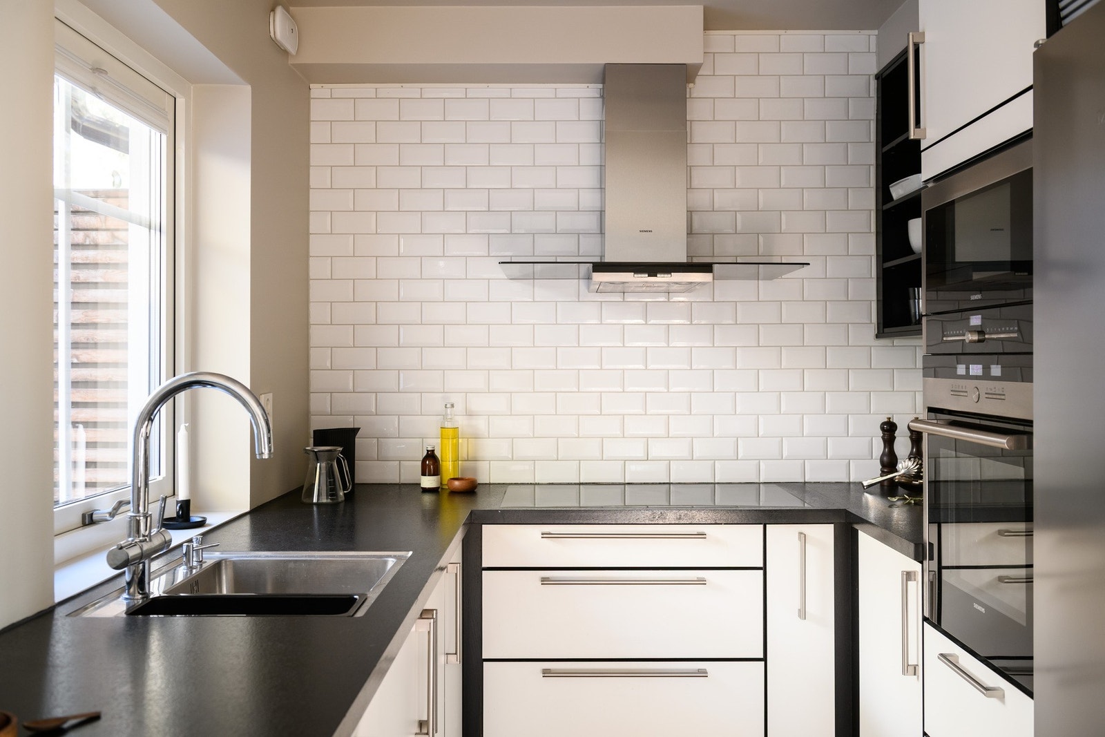 Folierte/finerte fronter, underlimt kum, fliser over benk. Galleribilde