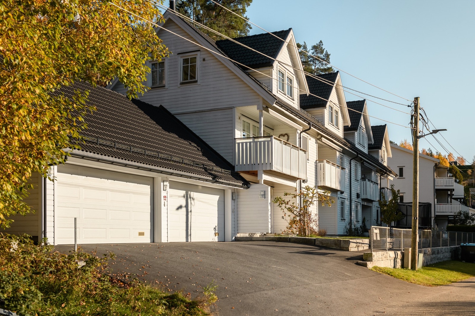Dobbelgarasje bygget i 2016 med støpt plate, elektrisk portåpner og ladepunkt for elbil. Galleribilde