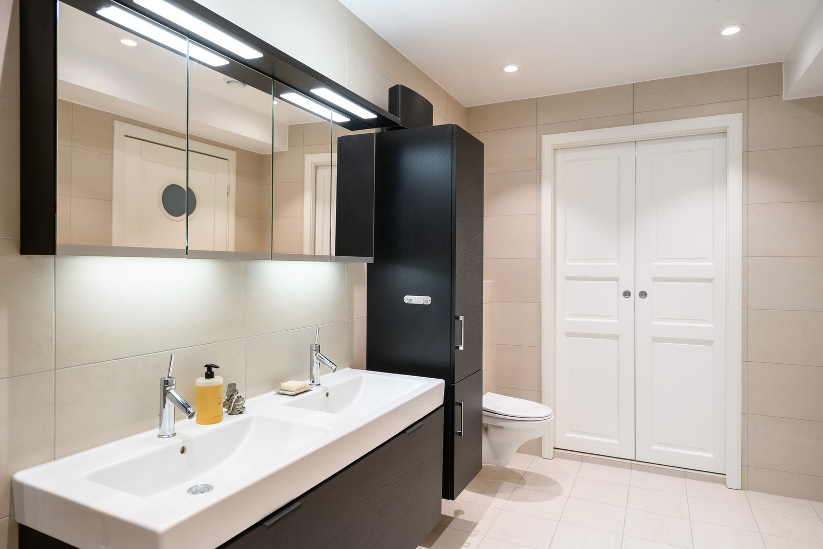 Vaskerommet ligger rett innenfor. Galleribilde