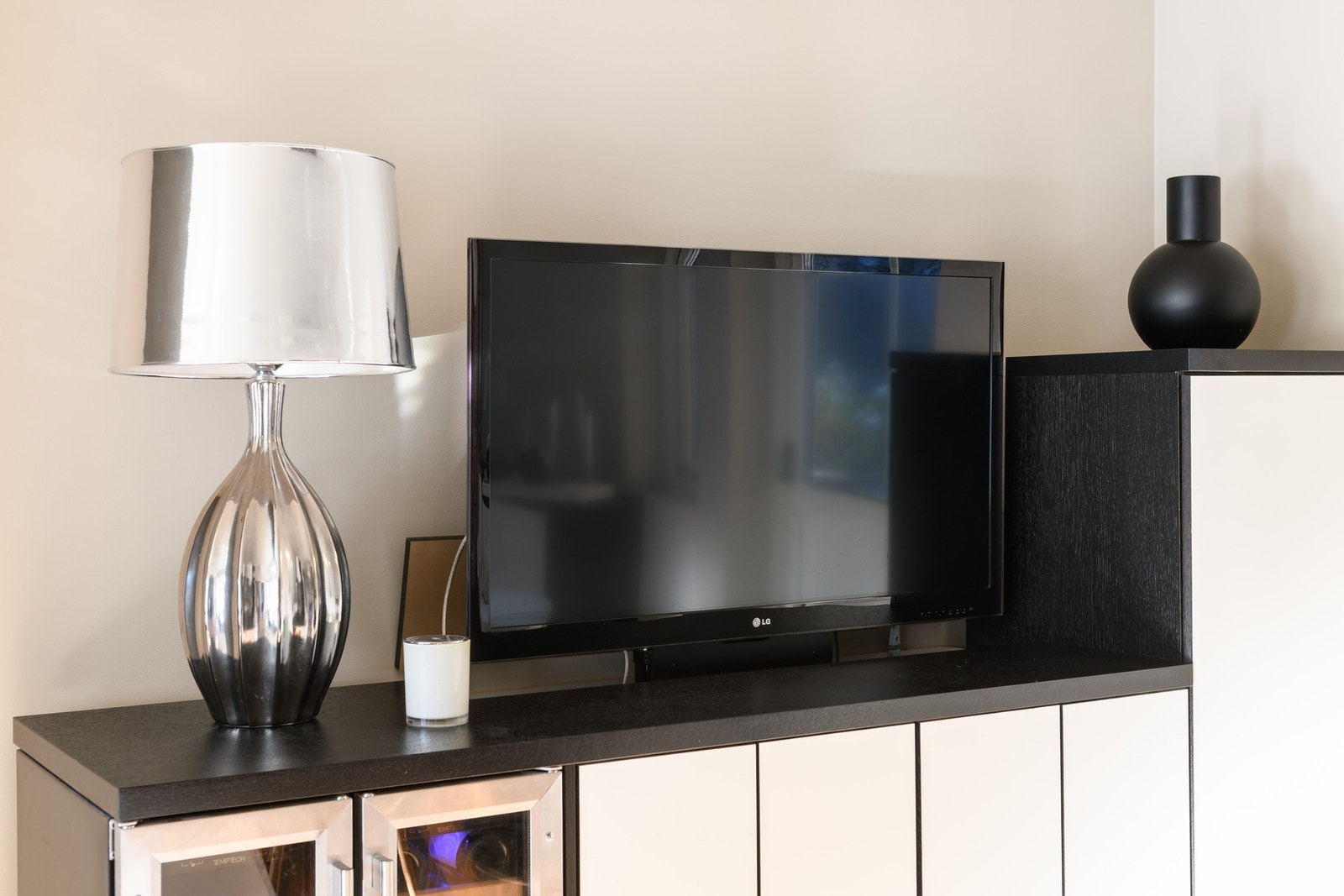 Innebygd tv i skjenken. Galleribilde