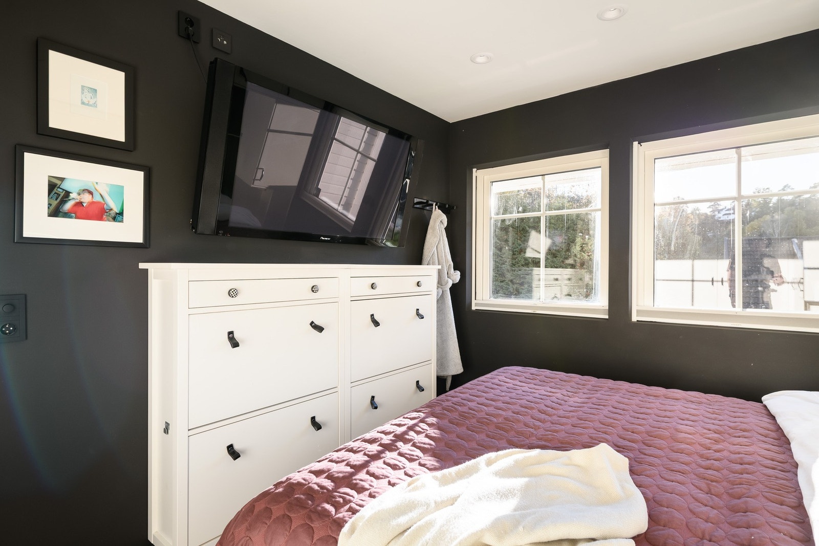 Master bedroom med romslig størrelse og direkte adkomst til badet. Galleribilde