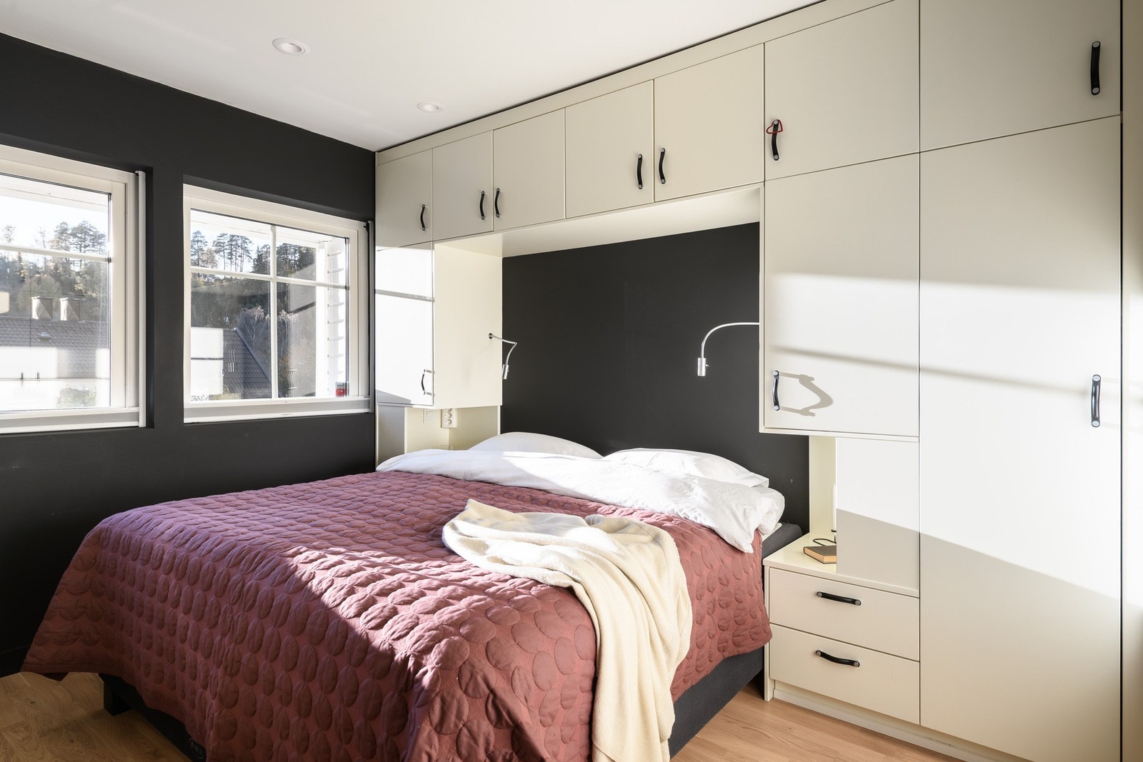 I underetasjen finnes det to store soverom med naturlig lys og garderober. Galleribilde