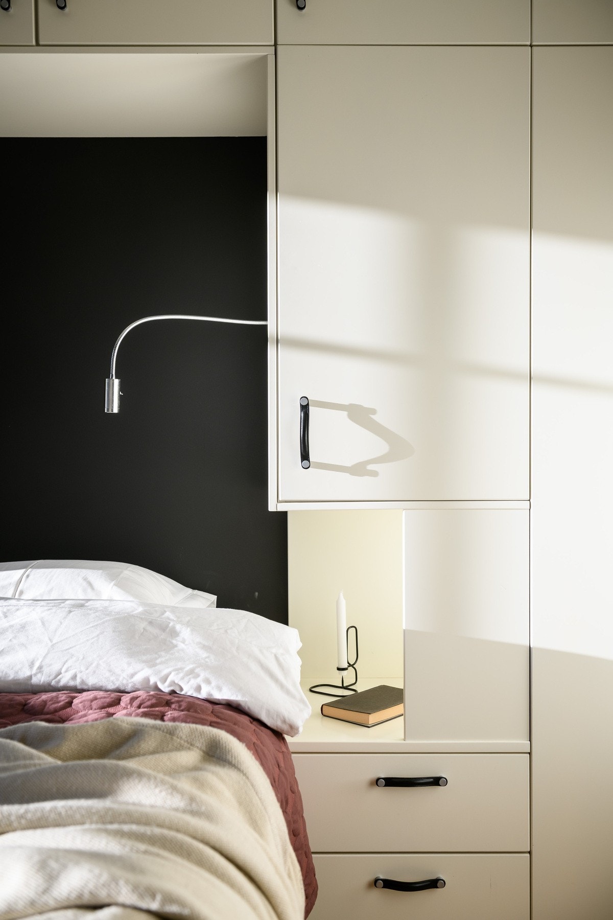 Praktisk belysning med brytere ved sengekanten på begge soverommene i etasjen. Galleribilde