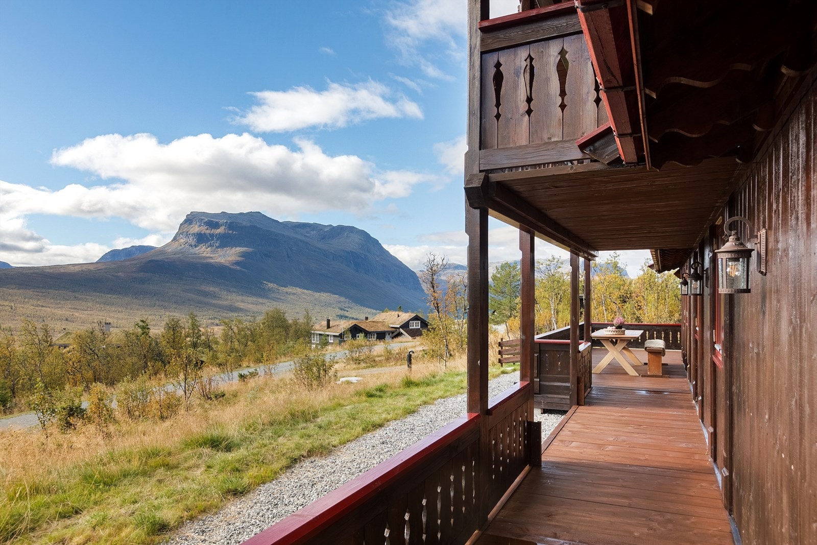 Romslig terrasse hvor man kan nyte utsikten mot fjellheimen. Galleribilde