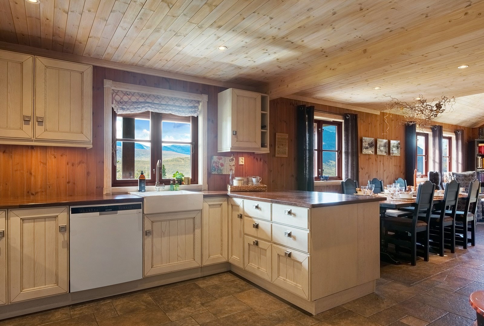 Kjøkkenet har innredning med profilerte fronter. Benkeplaten er av laminat. Galleribilde