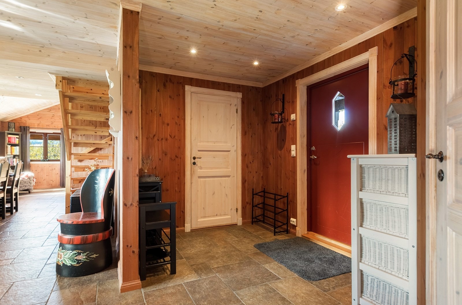 Gang med god plass til å henge fra seg yttertøy. Galleribilde