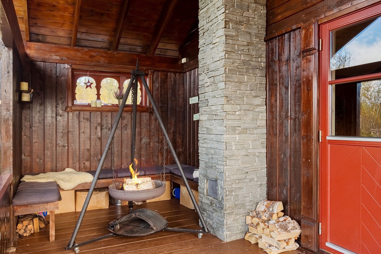 Lun krok hvor man kan nyte dagen ute. Verandadør inn til stue. Galleribilde