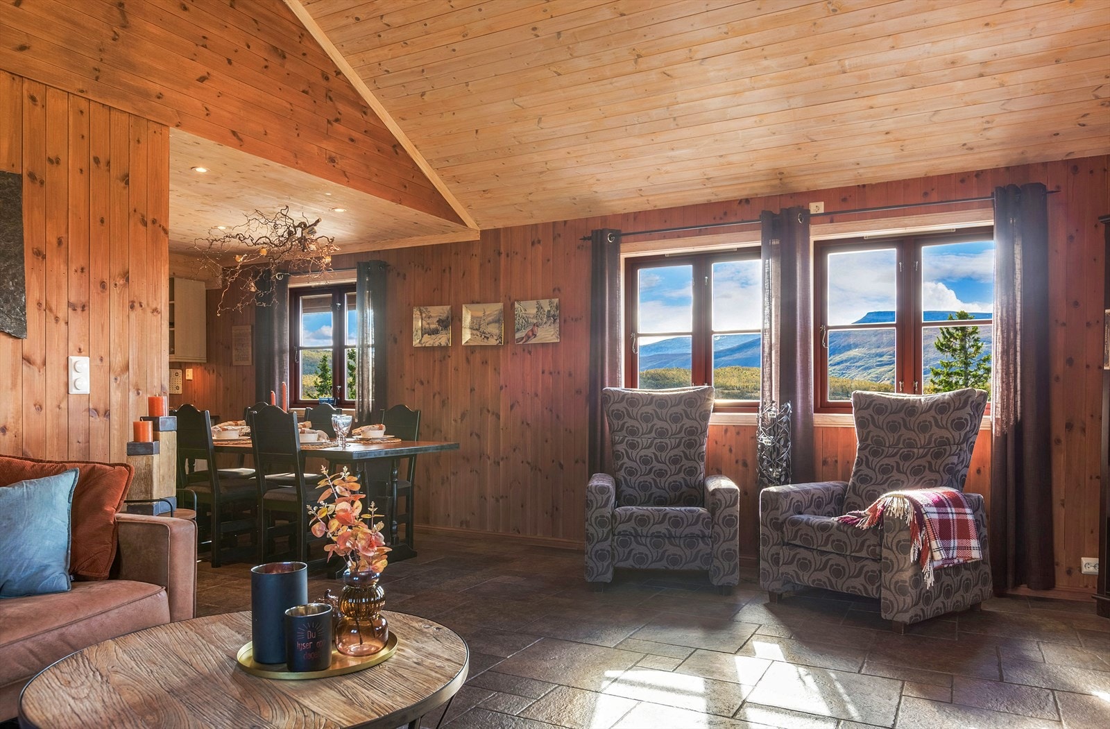 Vinduene rammer inn den fantastiske utsikten mot fjellheimen Galleribilde