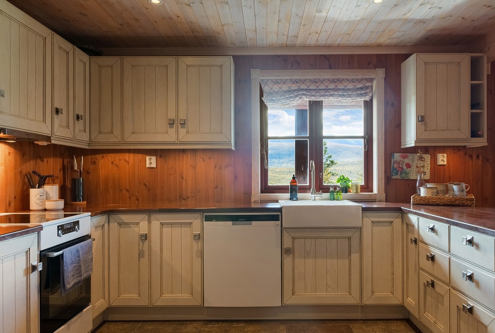 Kjøkken med godt med skap- og benkeplass. Galleribilde