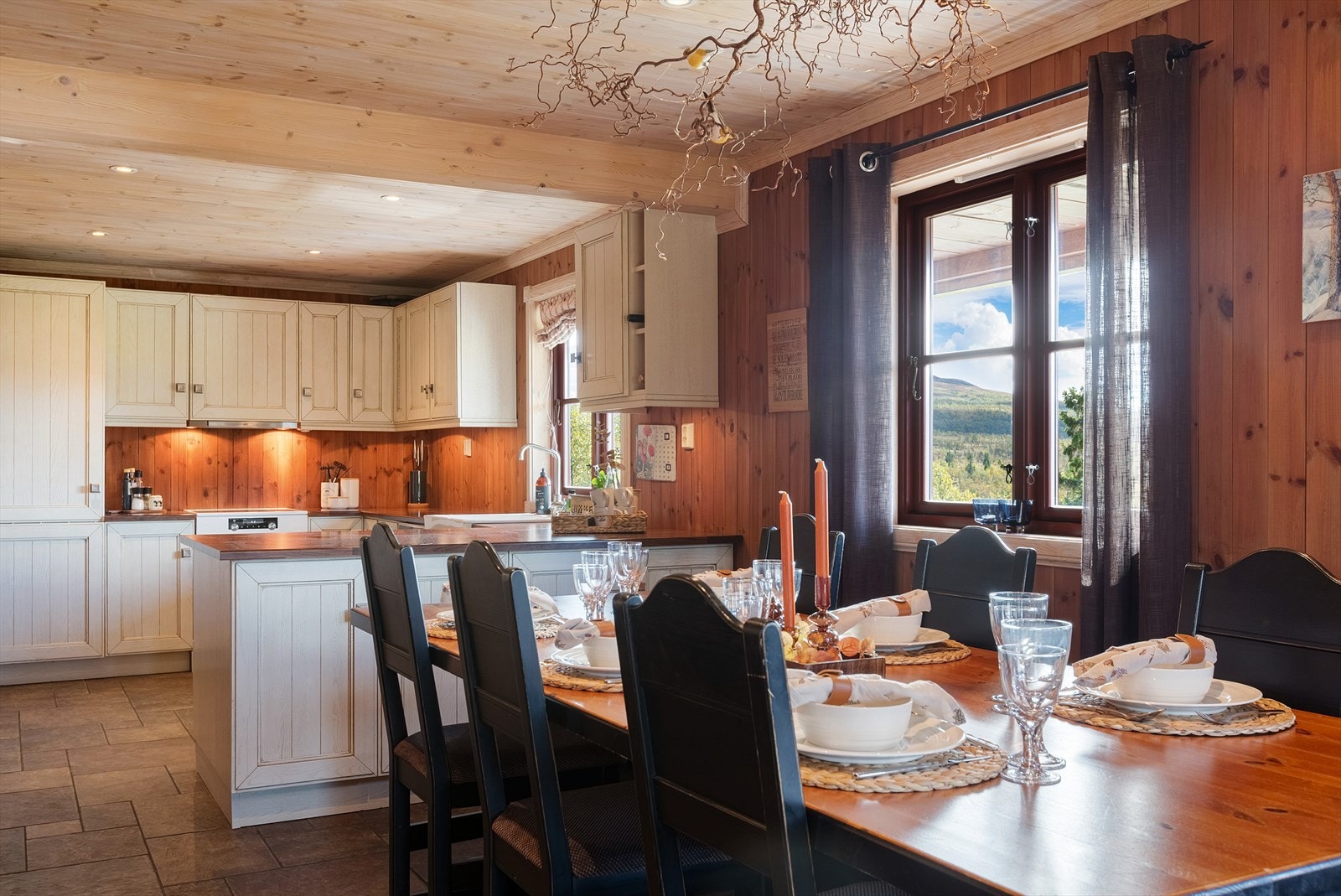 God plass til spisegruppe i tilknytning kjøkken. Sosial og åpen løsning. Galleribilde