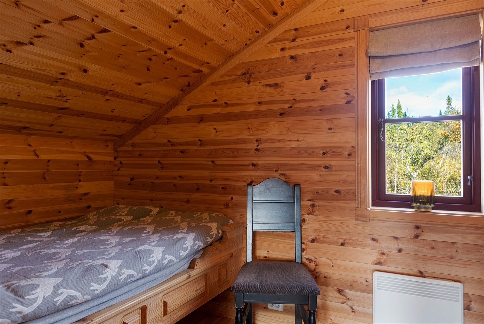 For små vinduer på soverom i andre etasje, ikke godkjent som rømningsvei. Det er to rømningsveier til det fri i hovedplanet og en til det fri fra loftsetasjen. Galleribilde