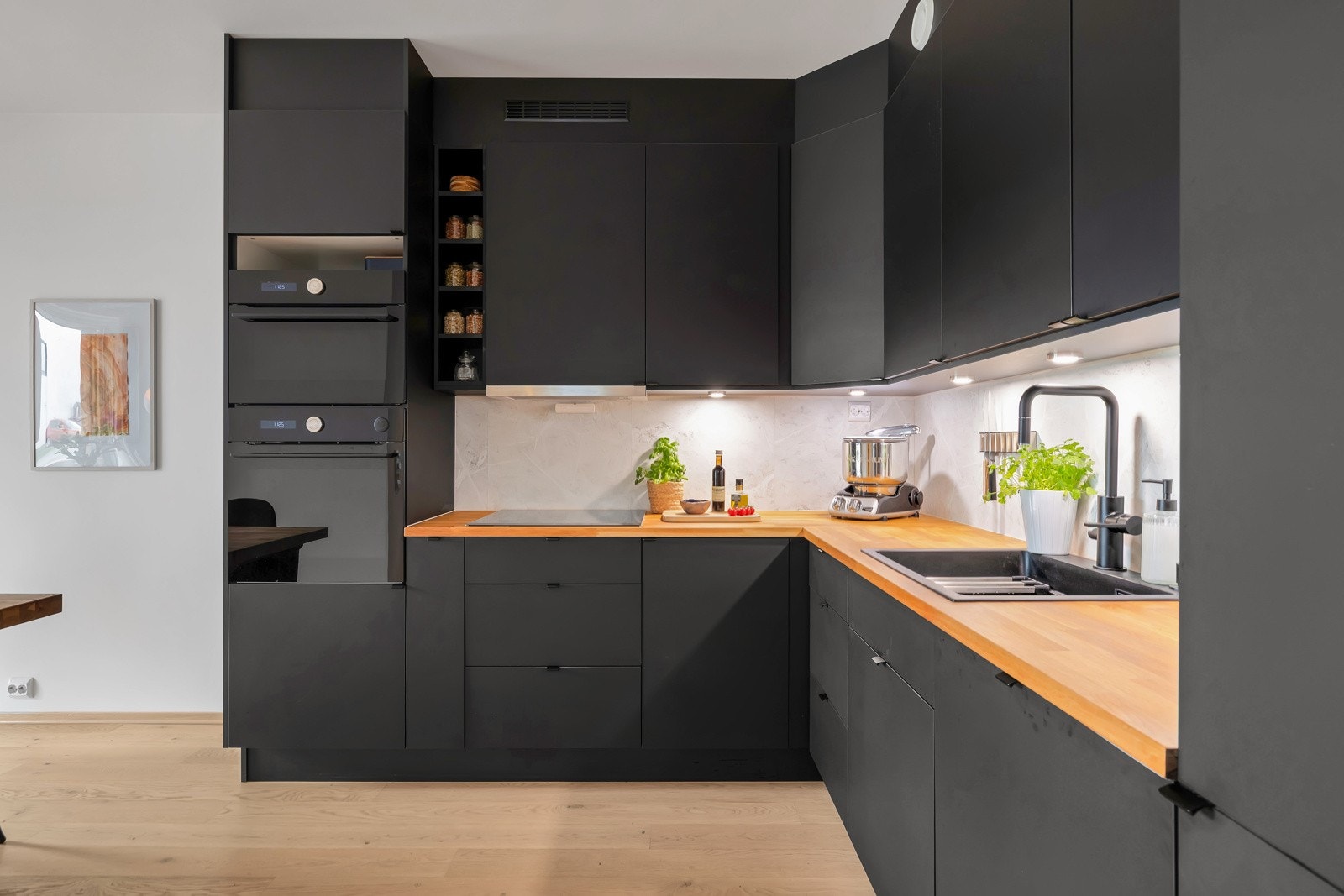 Kjøkkeninnredningen er moderne og praktisk med integrerte hvitevarer Galleribilde