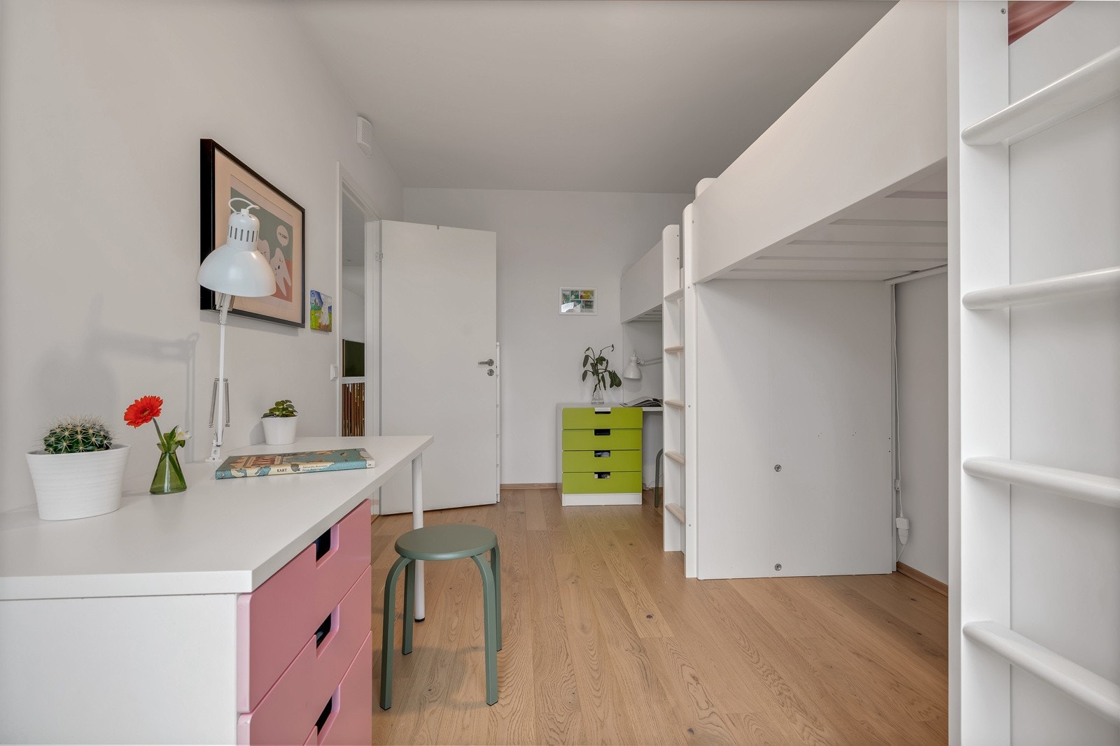 Etasjen byr på 2 soverom. Det største av disse er på 14.7m2 Galleribilde