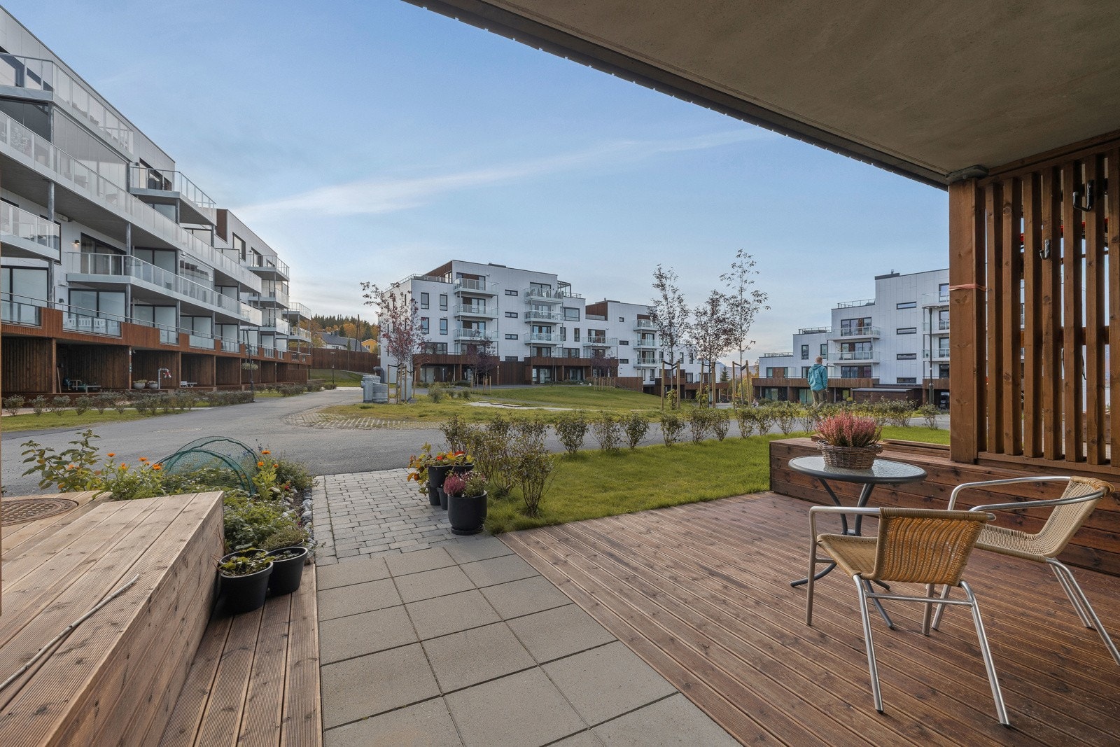 Foran inngangsparti er det overbygget markterrasse og grøntarealer Galleribilde