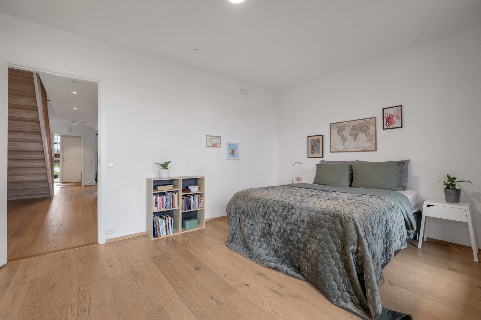 Boligens største soverom finner du i nord-enden av 1. etasje Galleribilde