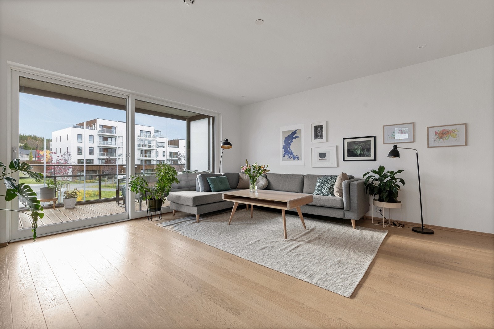 Stuen er trukket mot sør i etasjen. Romslig stue på ca. 26m2 Galleribilde