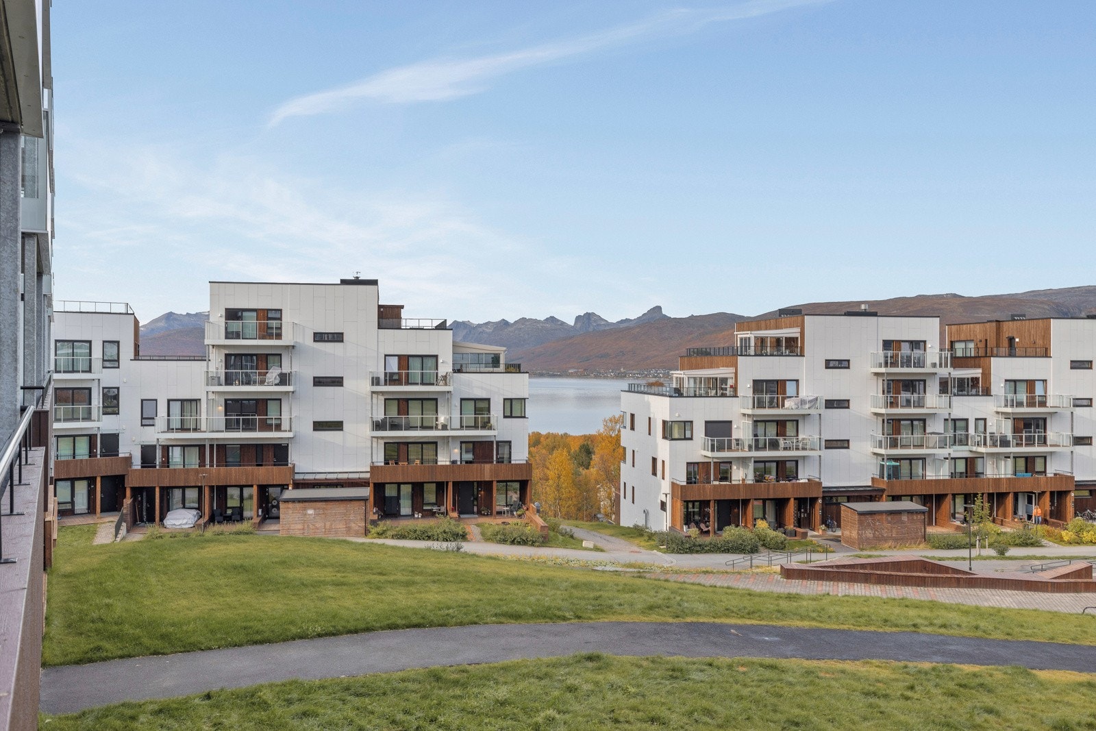 Utsikt mot nord-vest fra markterrasse utenfor soverom i 1. etasje Galleribilde