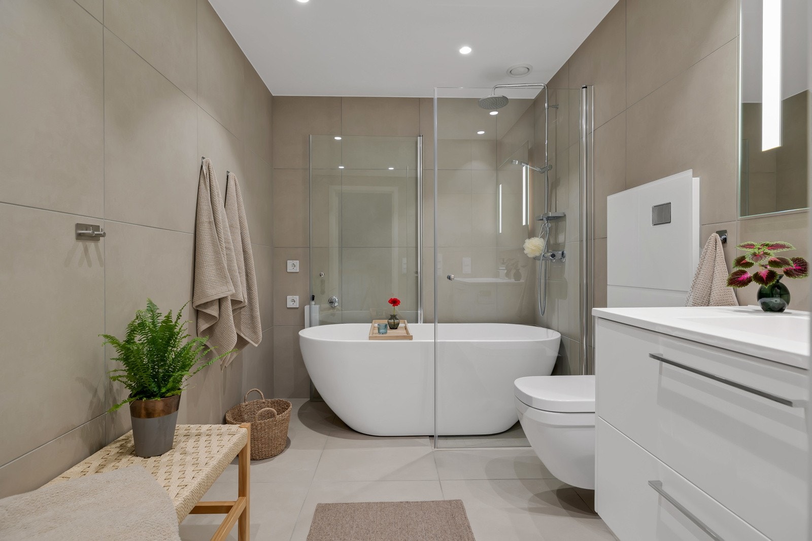 Badet i 2. etasje er av samme utførelse med fliser på gulv og vegger Galleribilde