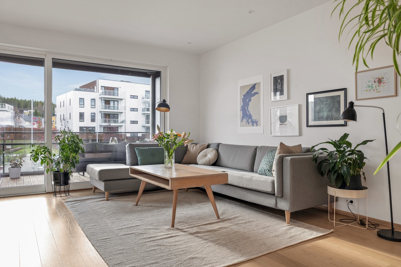 Fra stuen er det utgang til sørvendt og solrik vinterhage Galleribilde