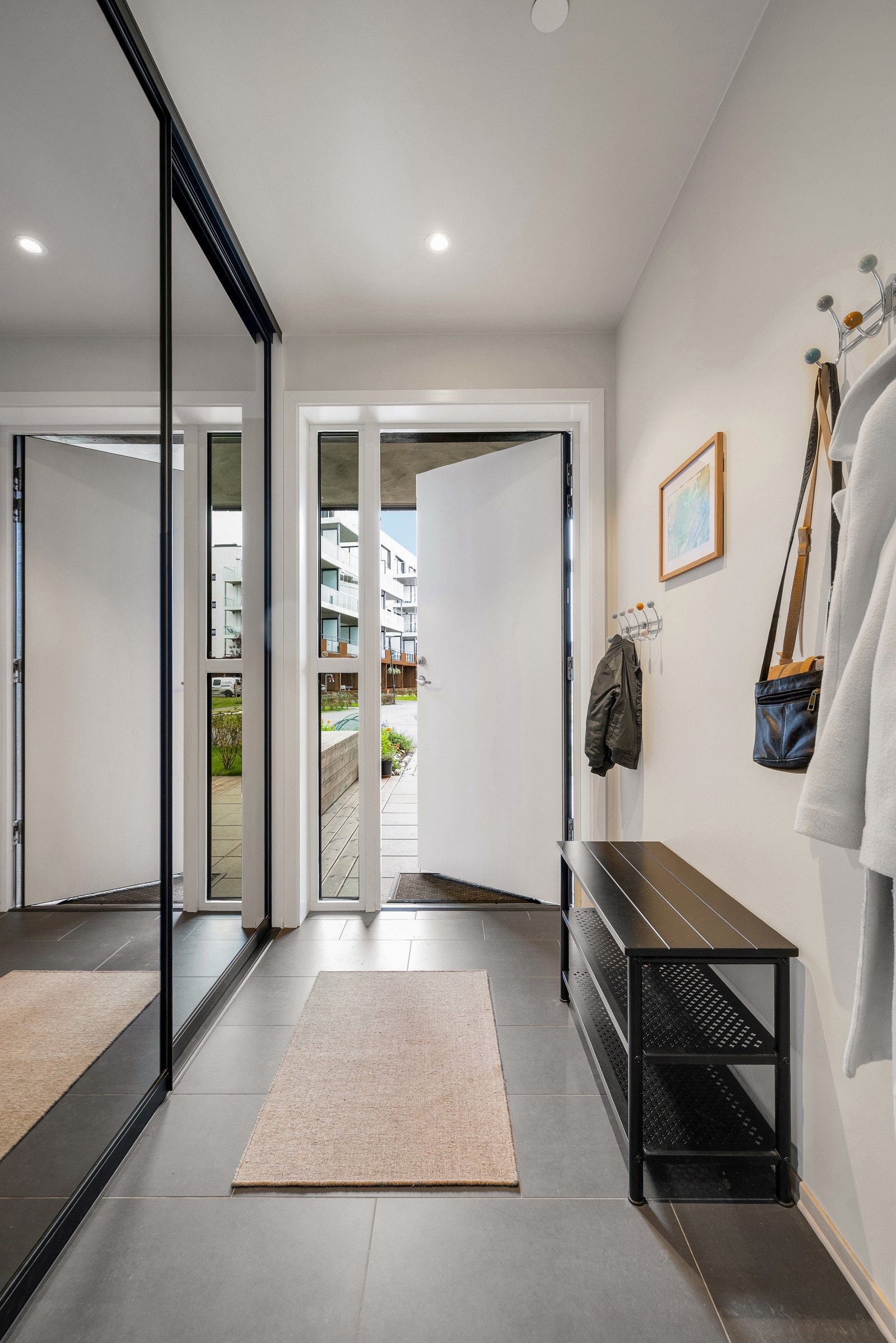 Velkommen inn! Det første som møter deg er dette fine og pent flislagte inngangspartiet hvor det også er skyvedørsgarderobe Galleribilde