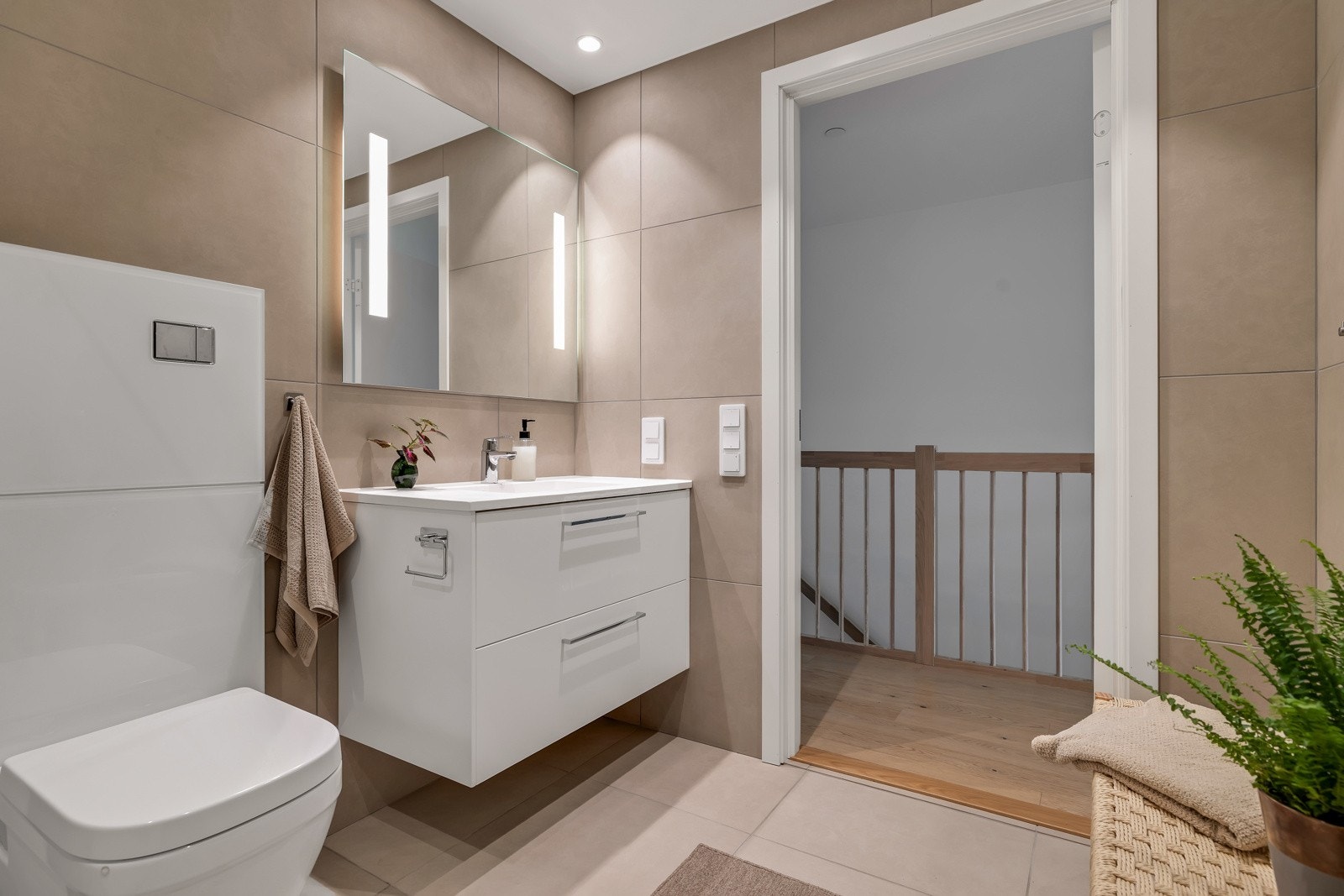 2. etasje er dedikert til 2 soverom, bad og stue Galleribilde