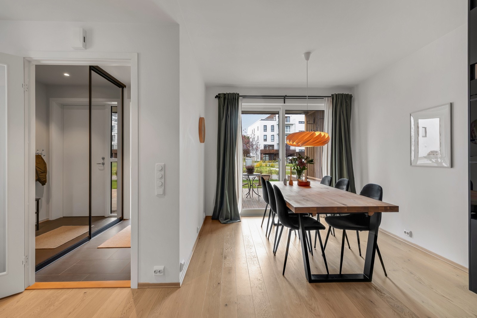 Kjøkkenet har en praktisk utførelse hvor du har fin plass til spisestue Galleribilde