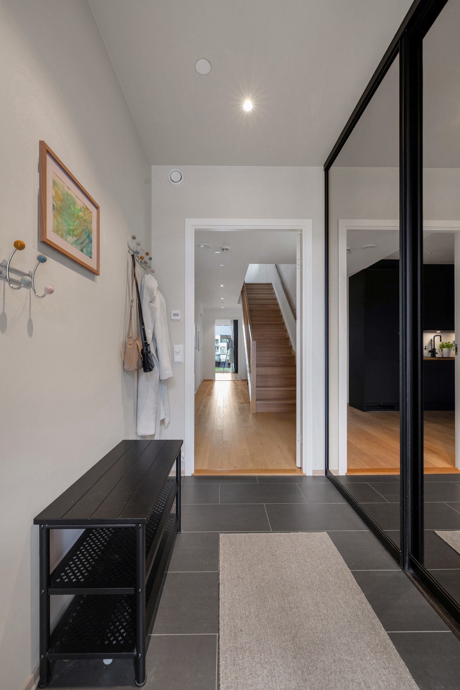 Fra inngangspartiet ledes du videre inn til hall, kjøkken,bod, bad og boligens 1. soverom Galleribilde