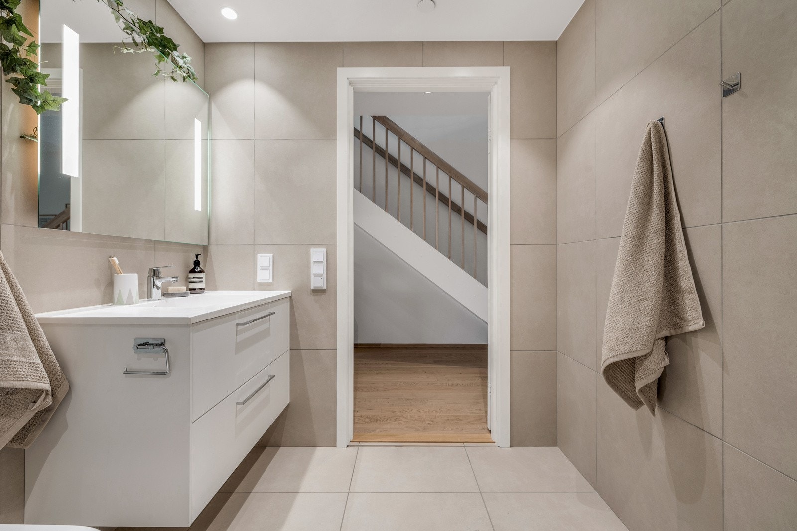 Boligens 1. bad er på ca. 5,5m2 Galleribilde