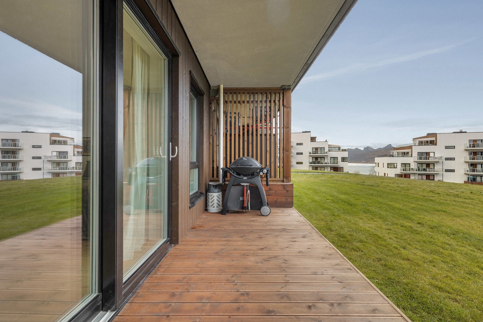Eiendommen er plassert på en høyde som gir fin utsikt og umiddelbar tilgang til store grønne fellesarealer Galleribilde
