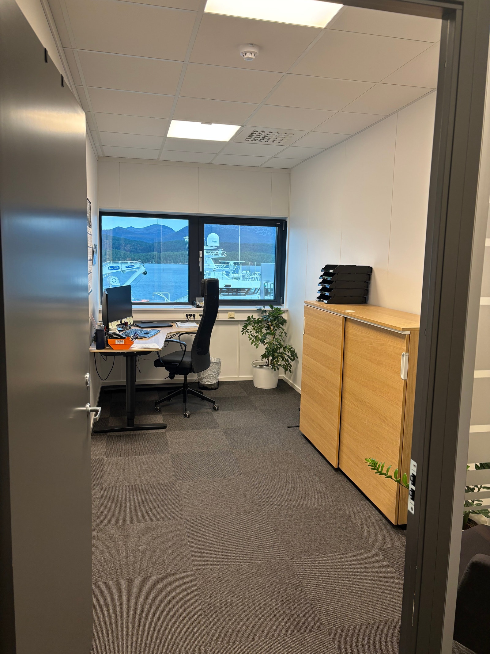 kontor B, de tre første kontorene A B og C er helt like Galleribilde