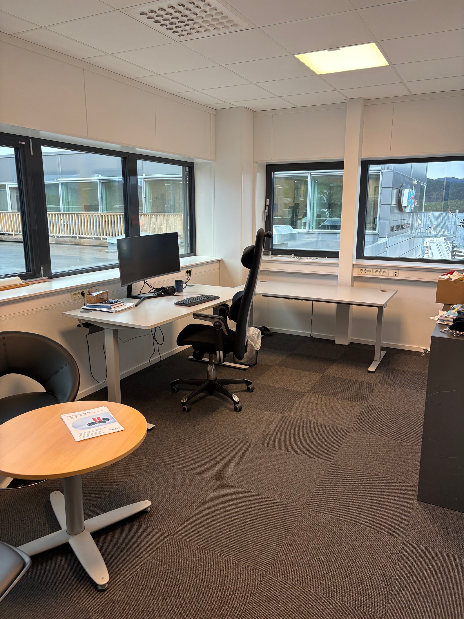 Kontor D. dette er det størte kontoret i arealet, og ligger på hjørnet av bygget med store vinduer og kod plass til en eller flere pulter, samt sittegruppe og skap Galleribilde