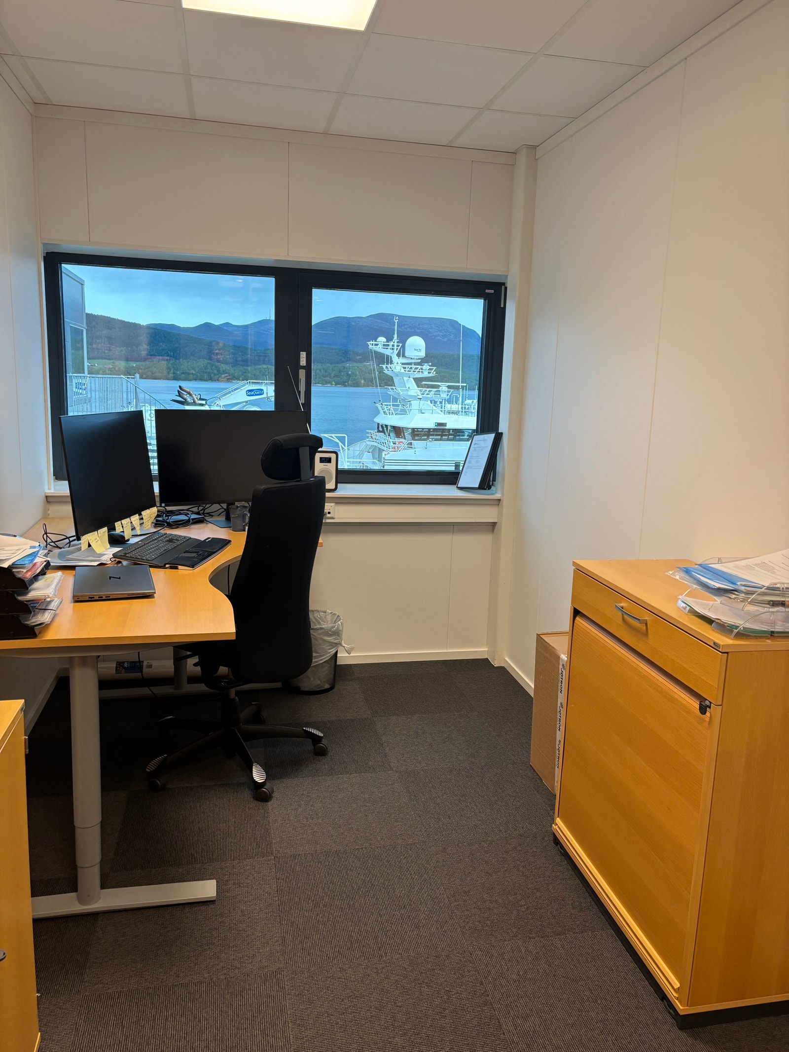 kontor A, romslig kontor med god plass til det som skal trengs av pult og skap Galleribilde