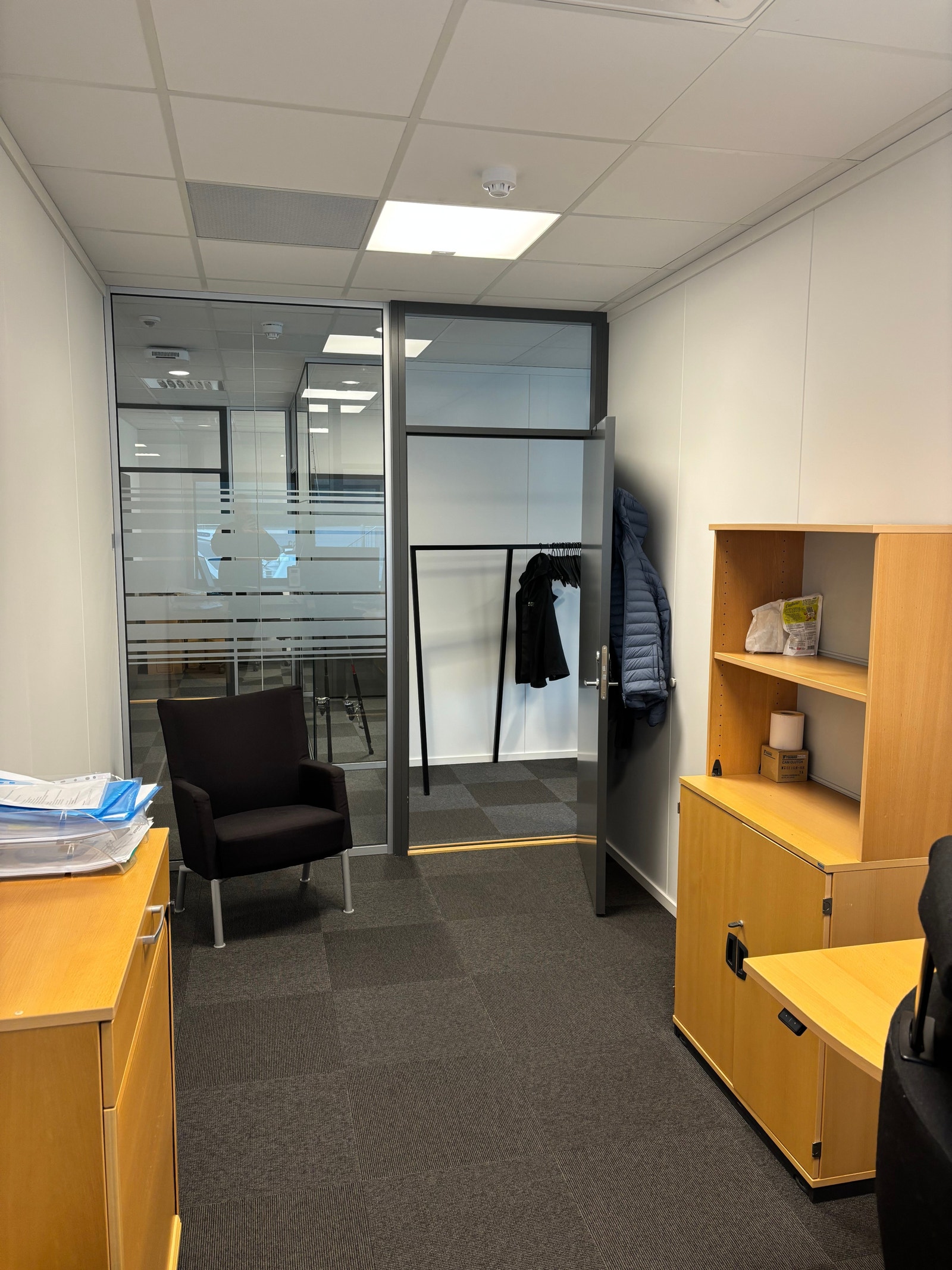 kontor A , romslig kontor med god plass til det som skal trengs av pult og skap Galleribilde