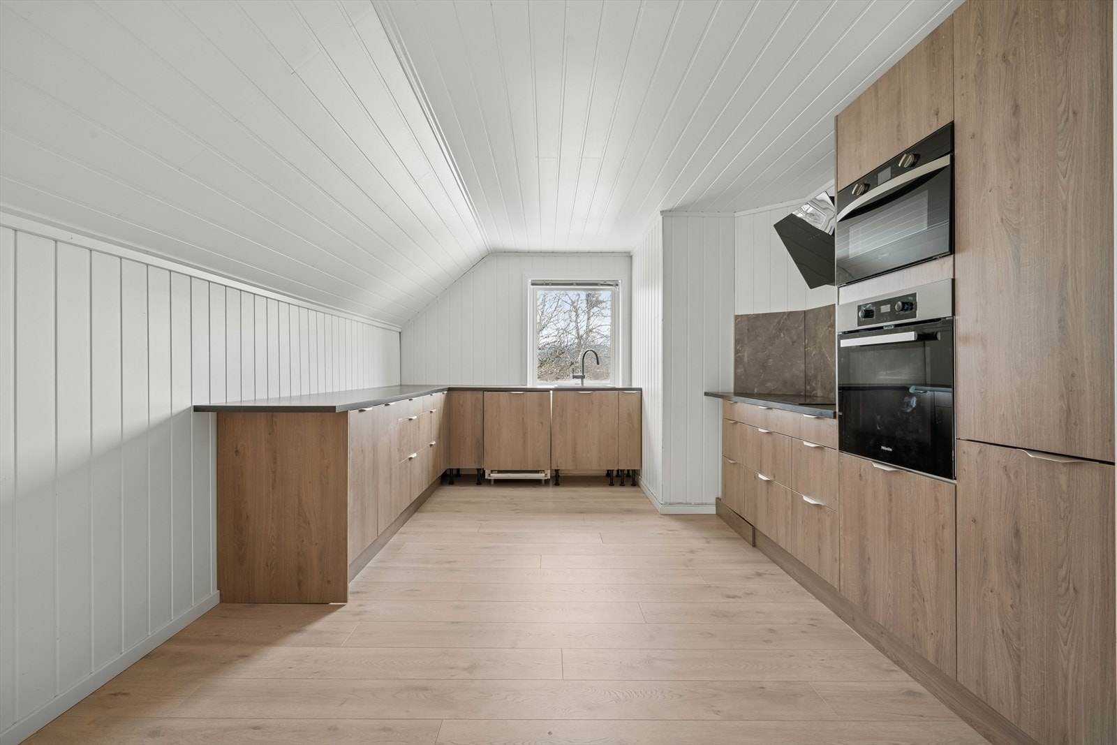 Romslig kjøkken med god benkeplass, vindu over vask slipper og inn godt med naturlig lys Galleribilde