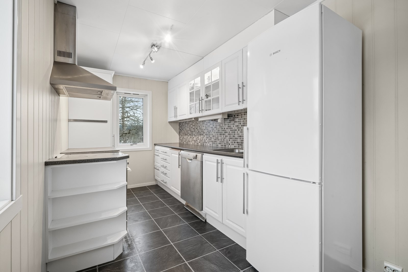 Her er det godt med skap og benkeplass Galleribilde