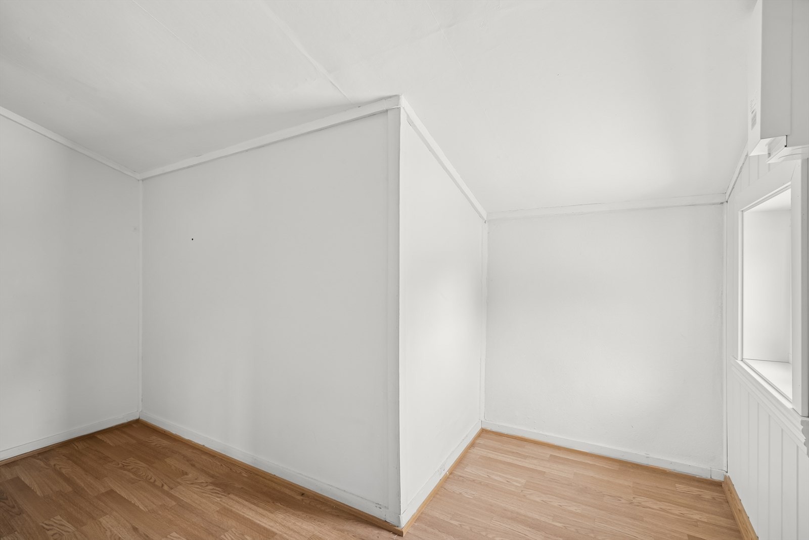 I tilknytting til soverommet finner vi og et rom som man lett kan innrede til garderobe rom eller hobbyrom Galleribilde