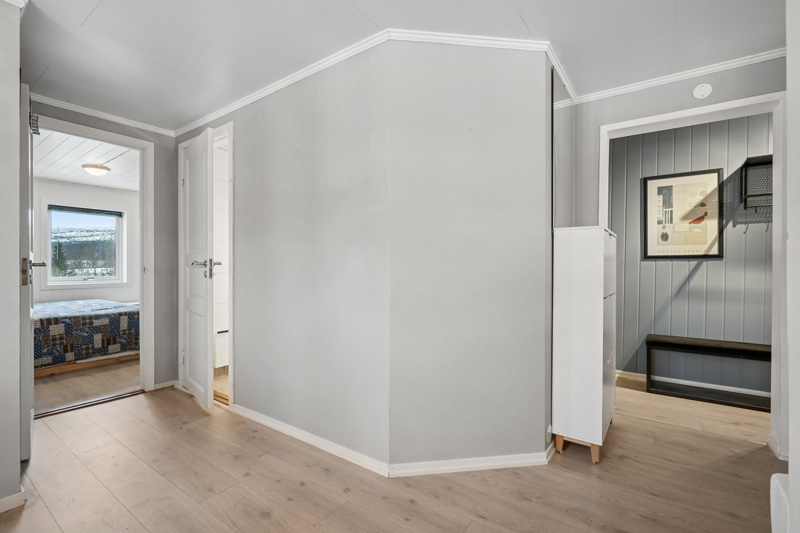 Inn fra gangen i første etasje kommer man inn i stuen Galleribilde